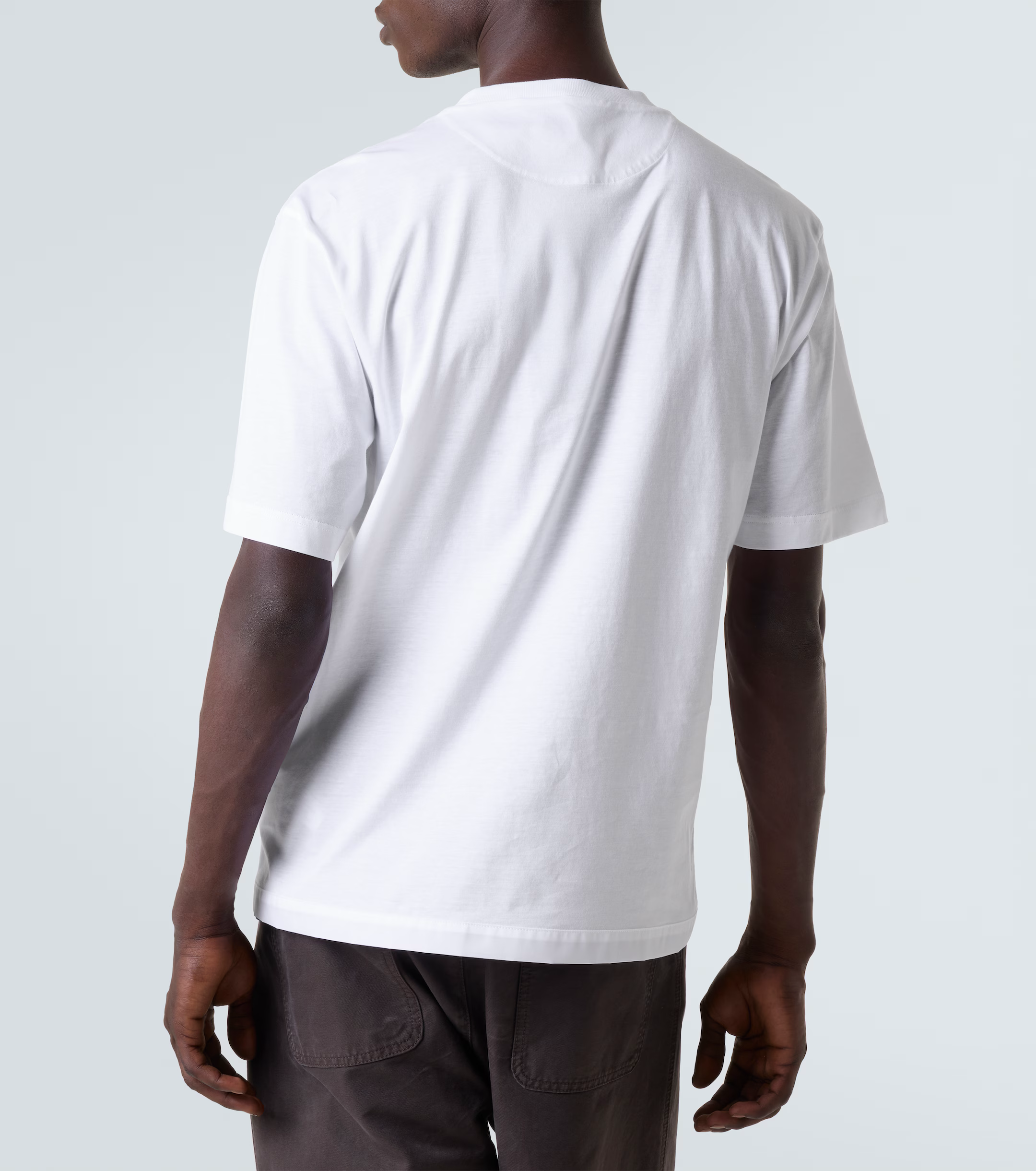 Tricou alb cu logo placat și buzunar
