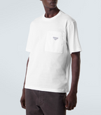 Tricou alb cu logo placat și buzunar