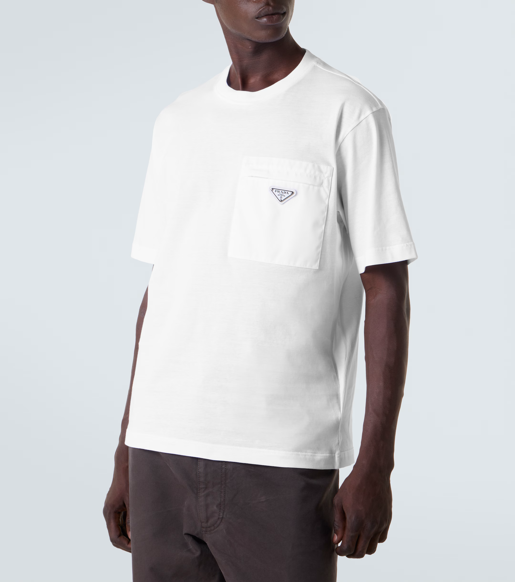 Tricou alb cu logo placat și buzunar