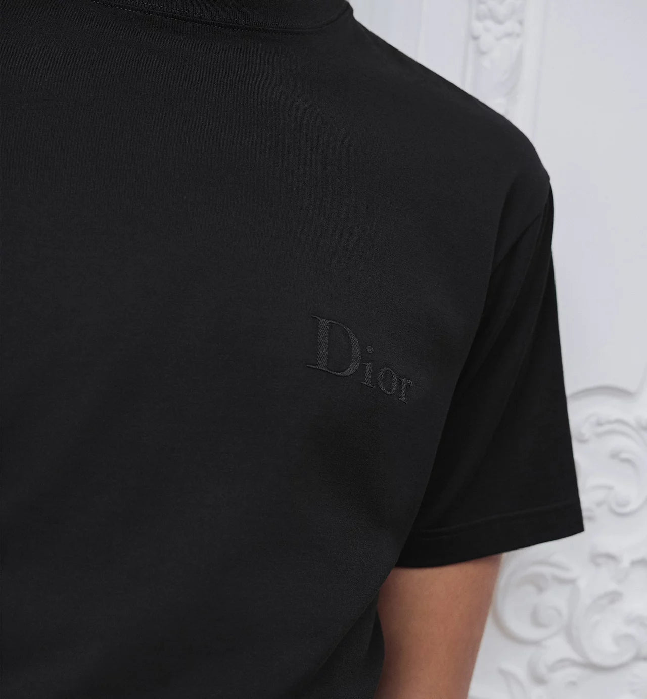 Tricou negru, croială lejeră, cu broderie logo