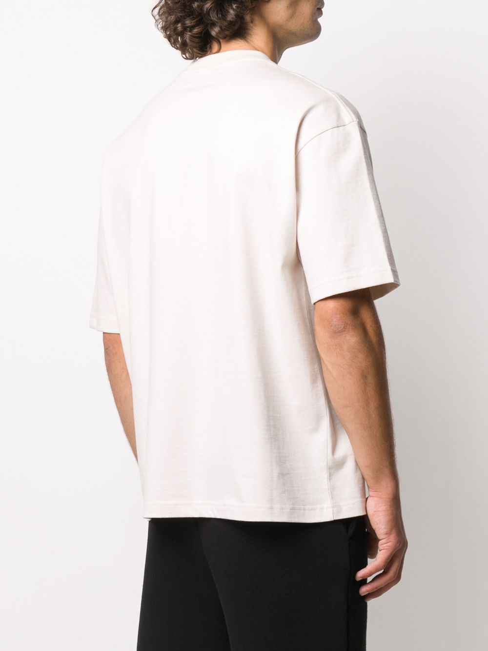 Tricou alb, croială normală, cu logo-ul sponsorului