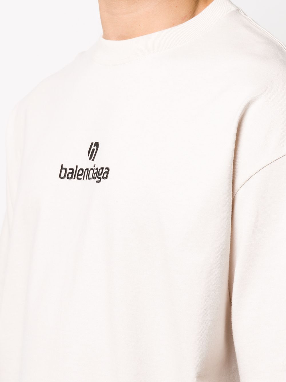 Tricou alb, croială normală, cu logo-ul sponsorului