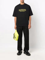 Retail Therapy - Tricou negru cu imprimeu logo