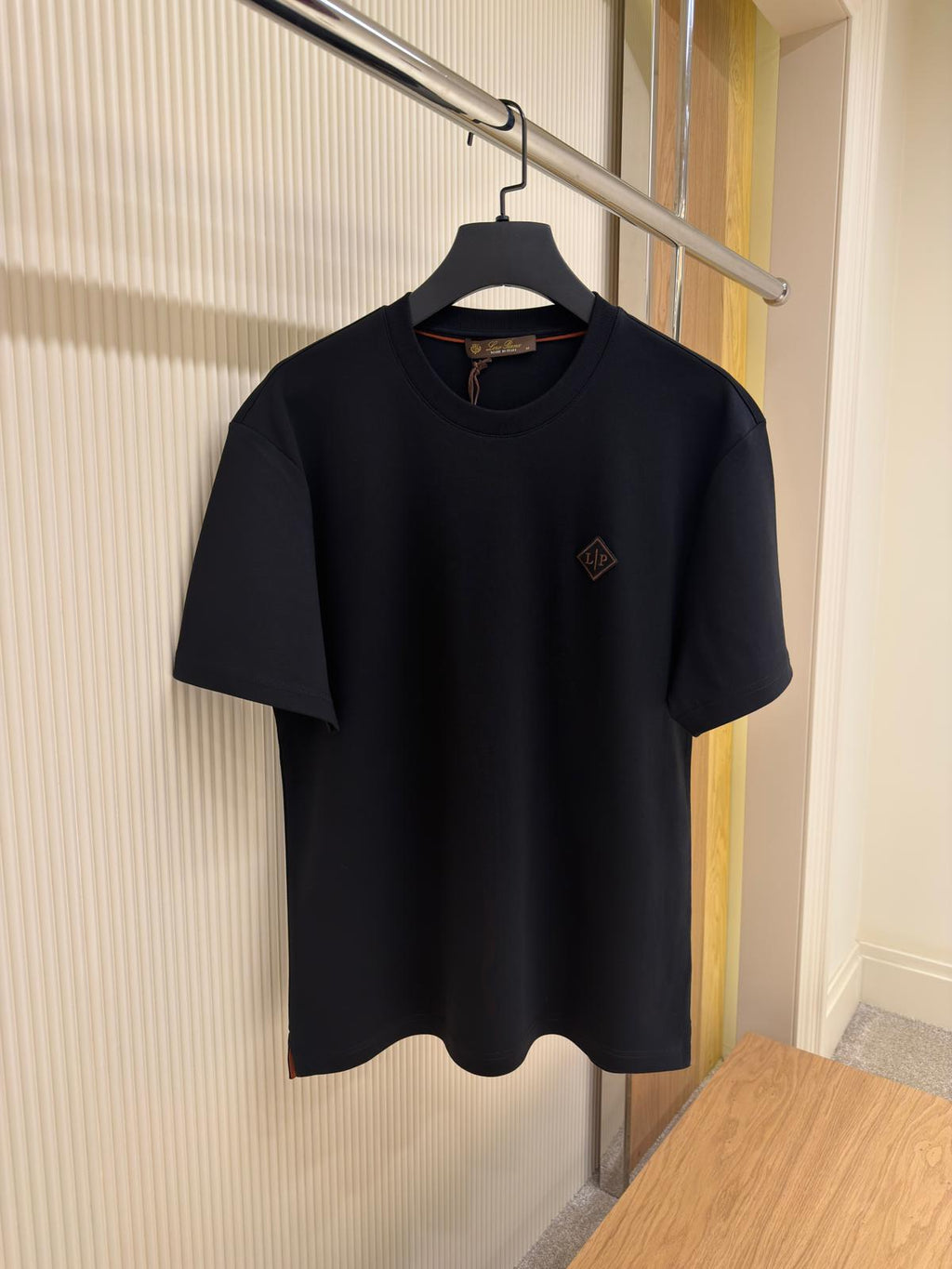 Tricou negru din bumbac cu petic cu logo