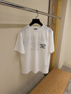 Tricou alb cu logo și buzunar