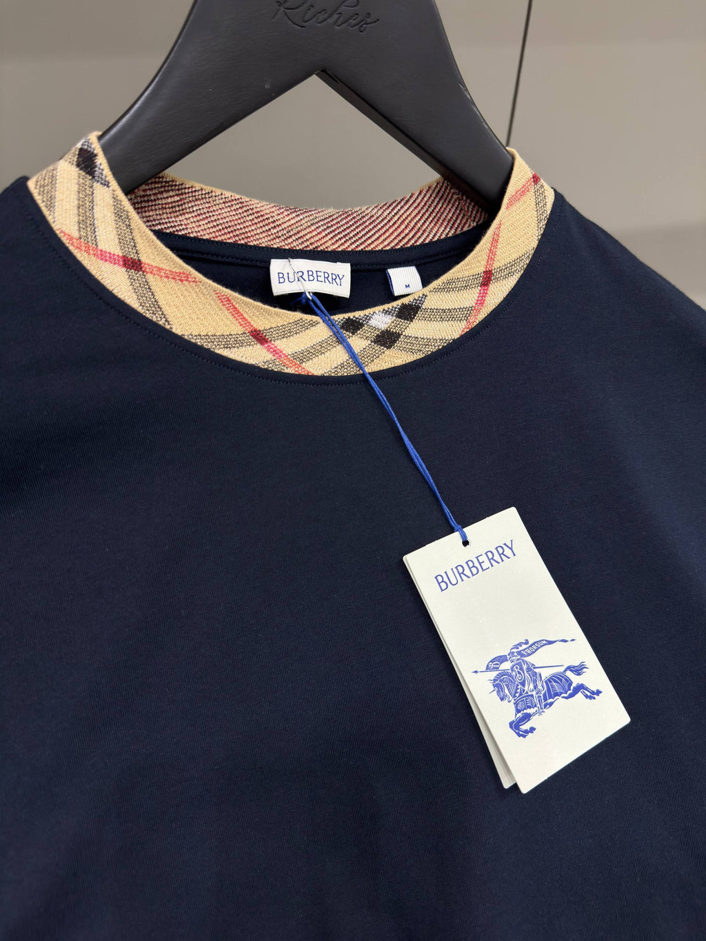 Tricou din bumbac albastru în carouri, cu ornamente