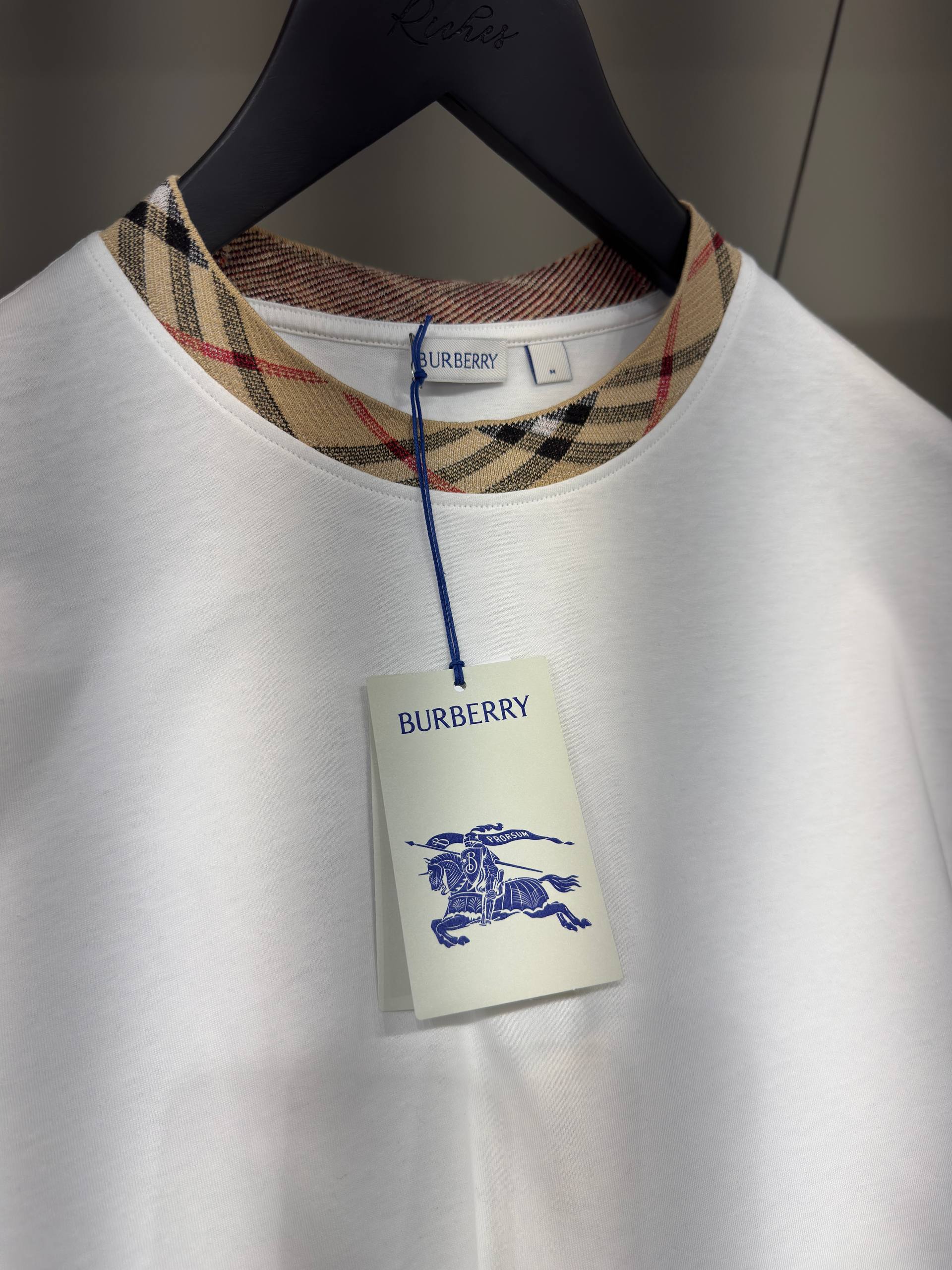 Tricou din bumbac alb cu guler în carouri