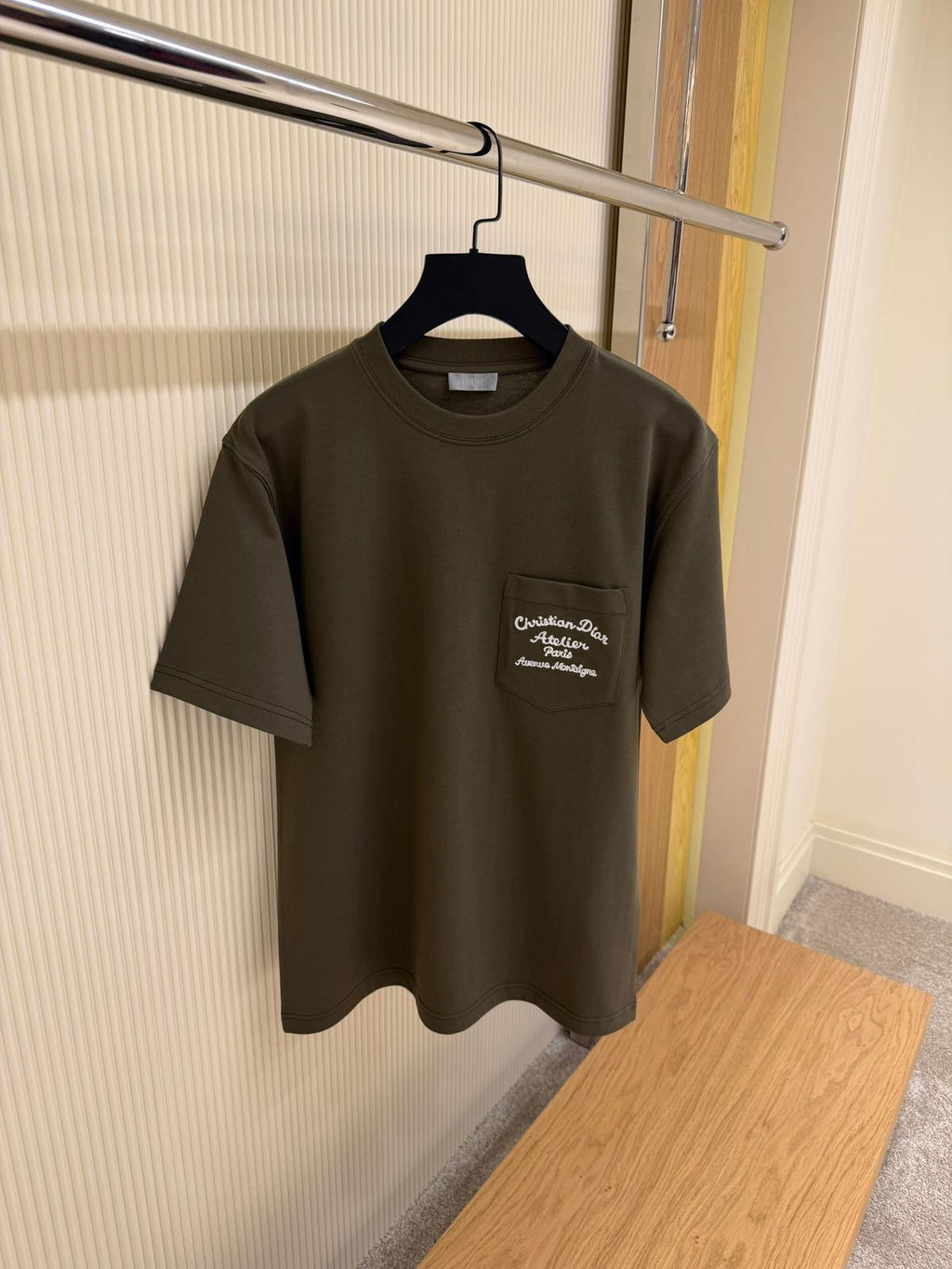 Tricou kaki cu logo și buzunar