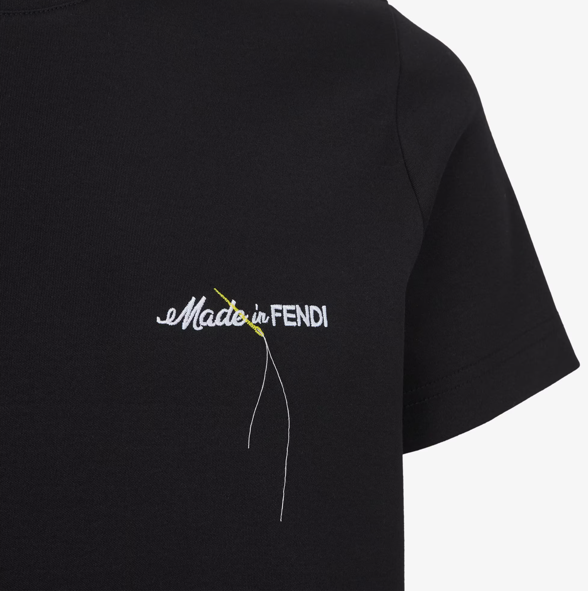 Tricou negru cu broderie pe piept