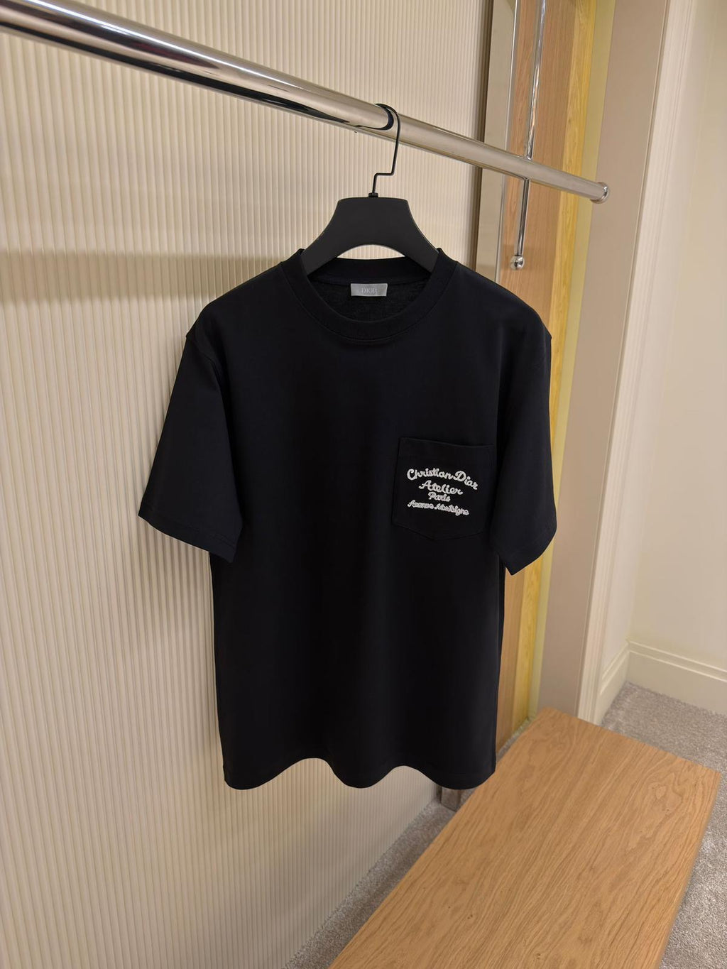 Tricou negru cu logo și buzunar