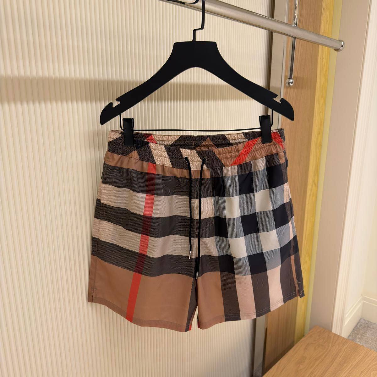 Pantaloni scurți de baie cu șnur, în carouri