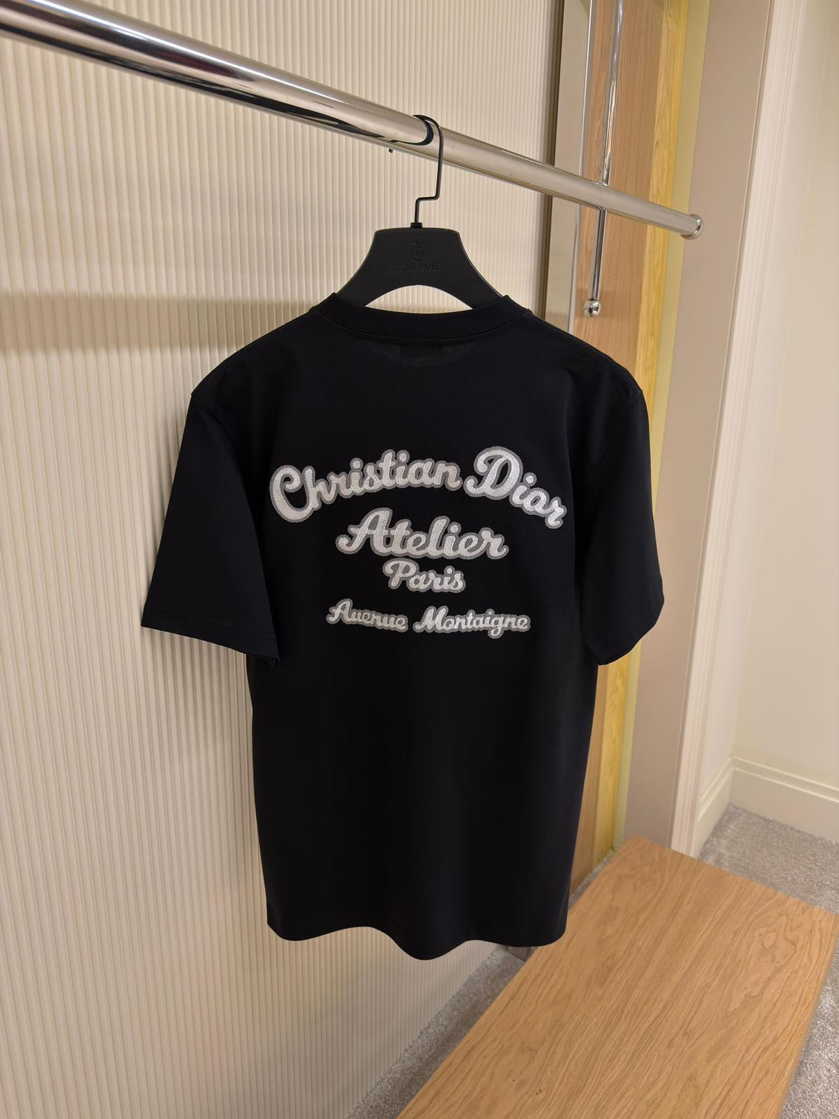 Tricou negru cu logo și buzunar