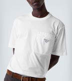 Tricou alb cu logo placat și buzunar