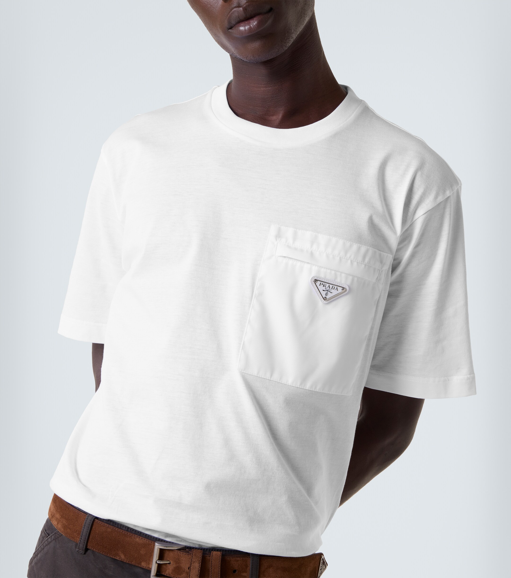 Tricou alb cu logo placat și buzunar