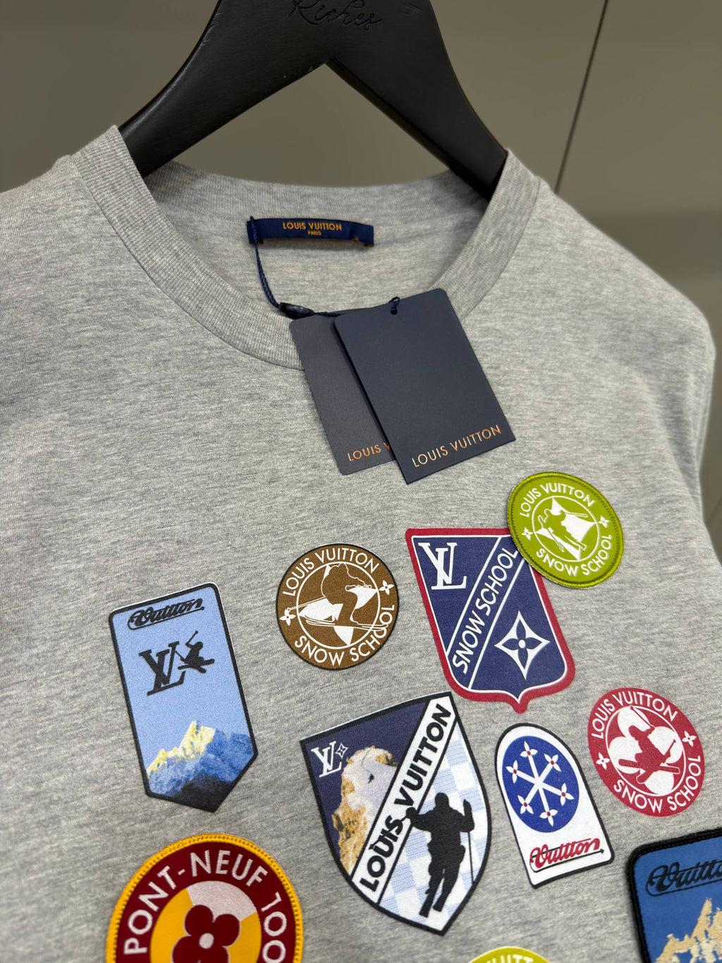 Tricou din bumbac gri cu petice semnătură