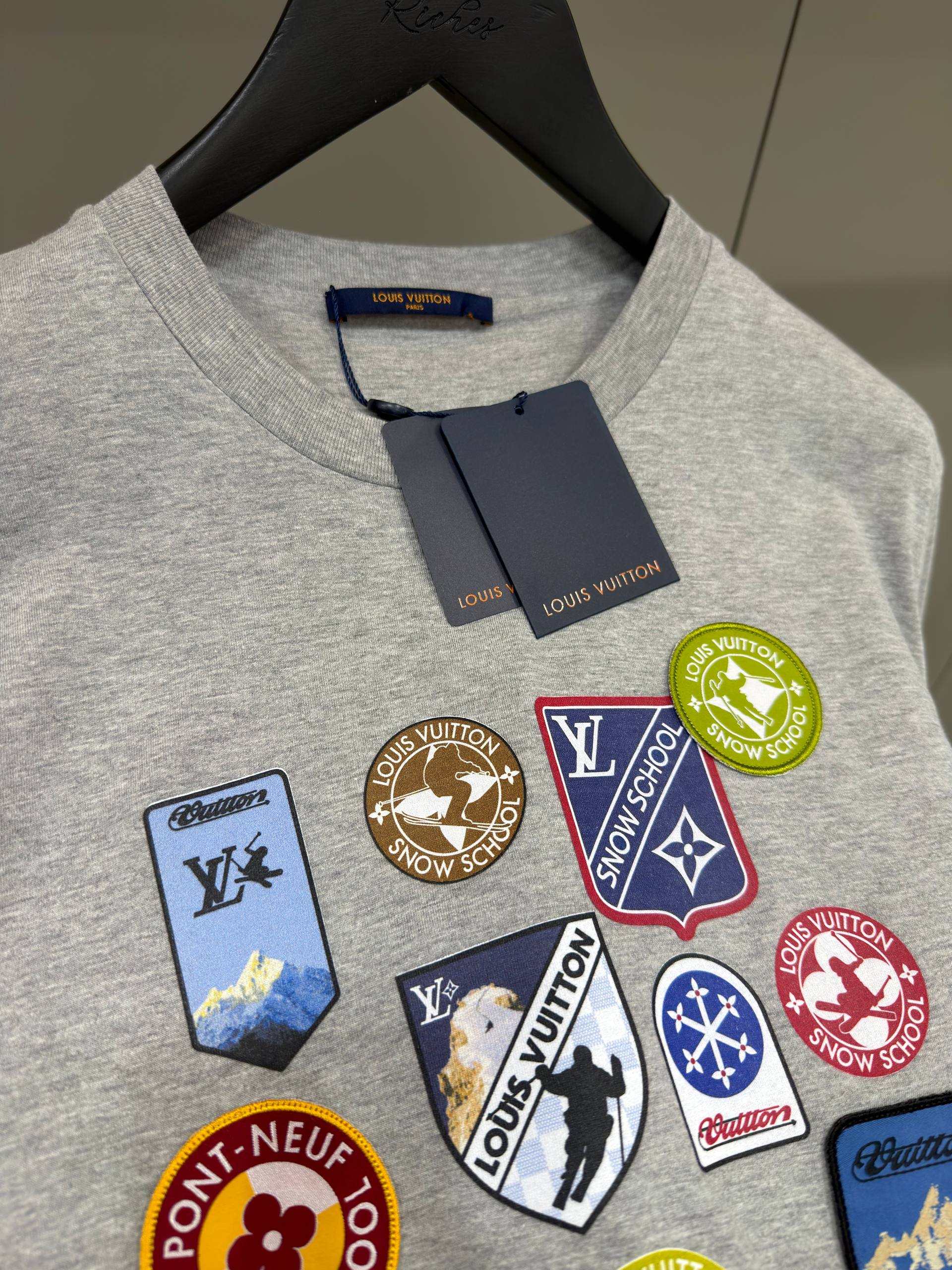 Tricou din bumbac gri cu petice semnătură