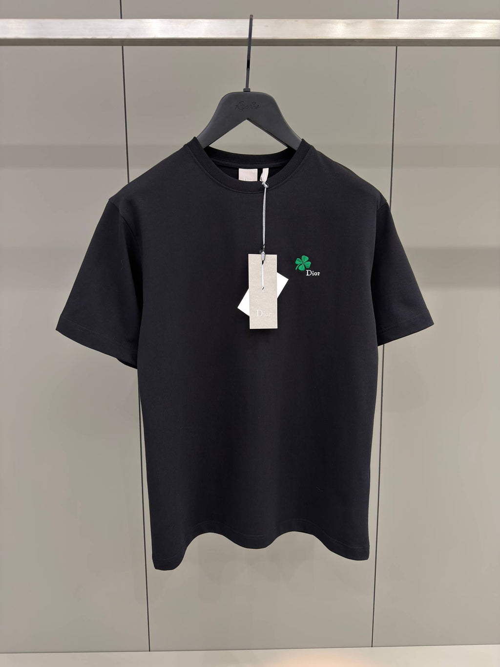 Tricou negru cu broderie trifoi