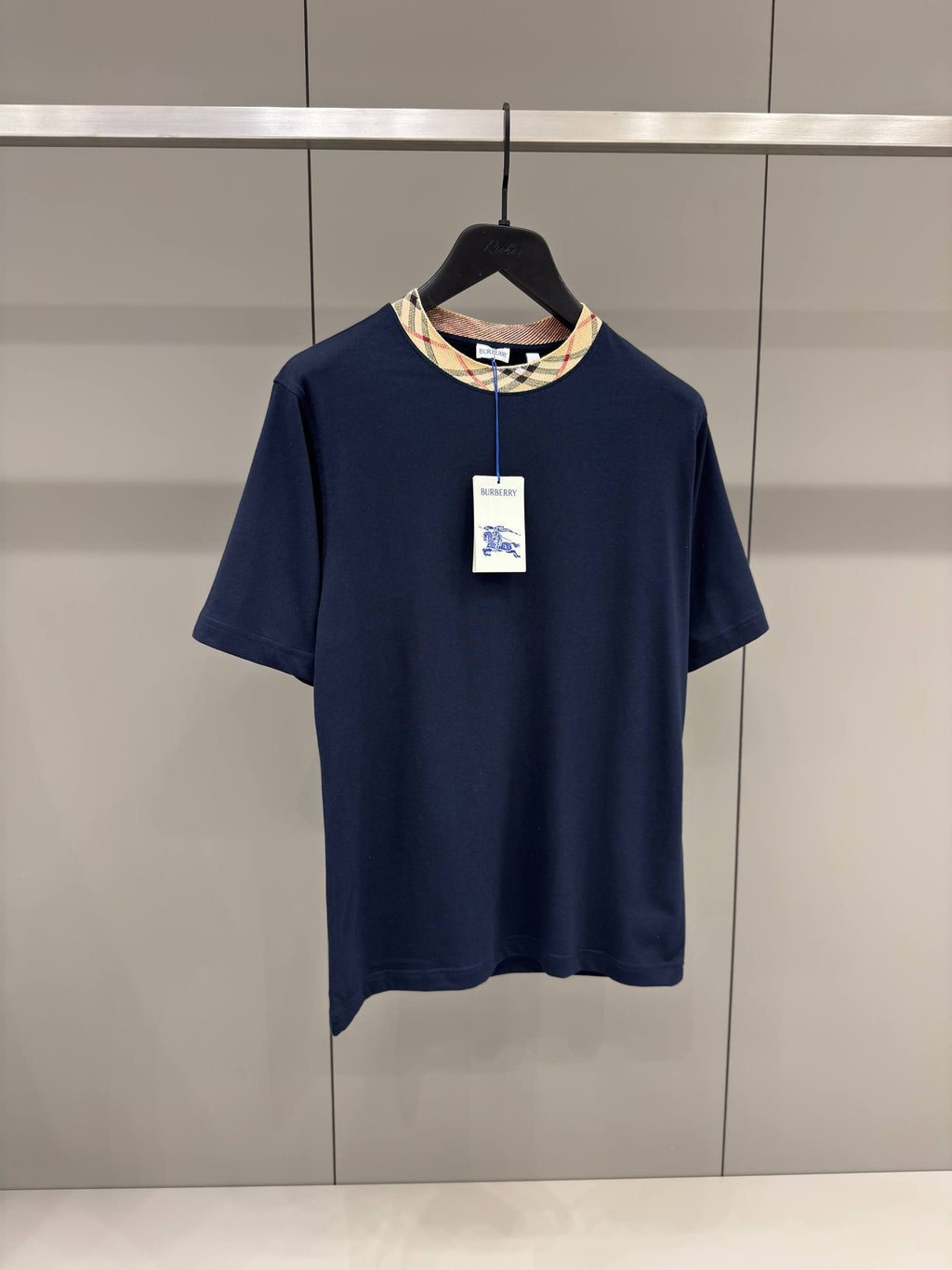 Tricou din bumbac albastru în carouri, cu ornamente