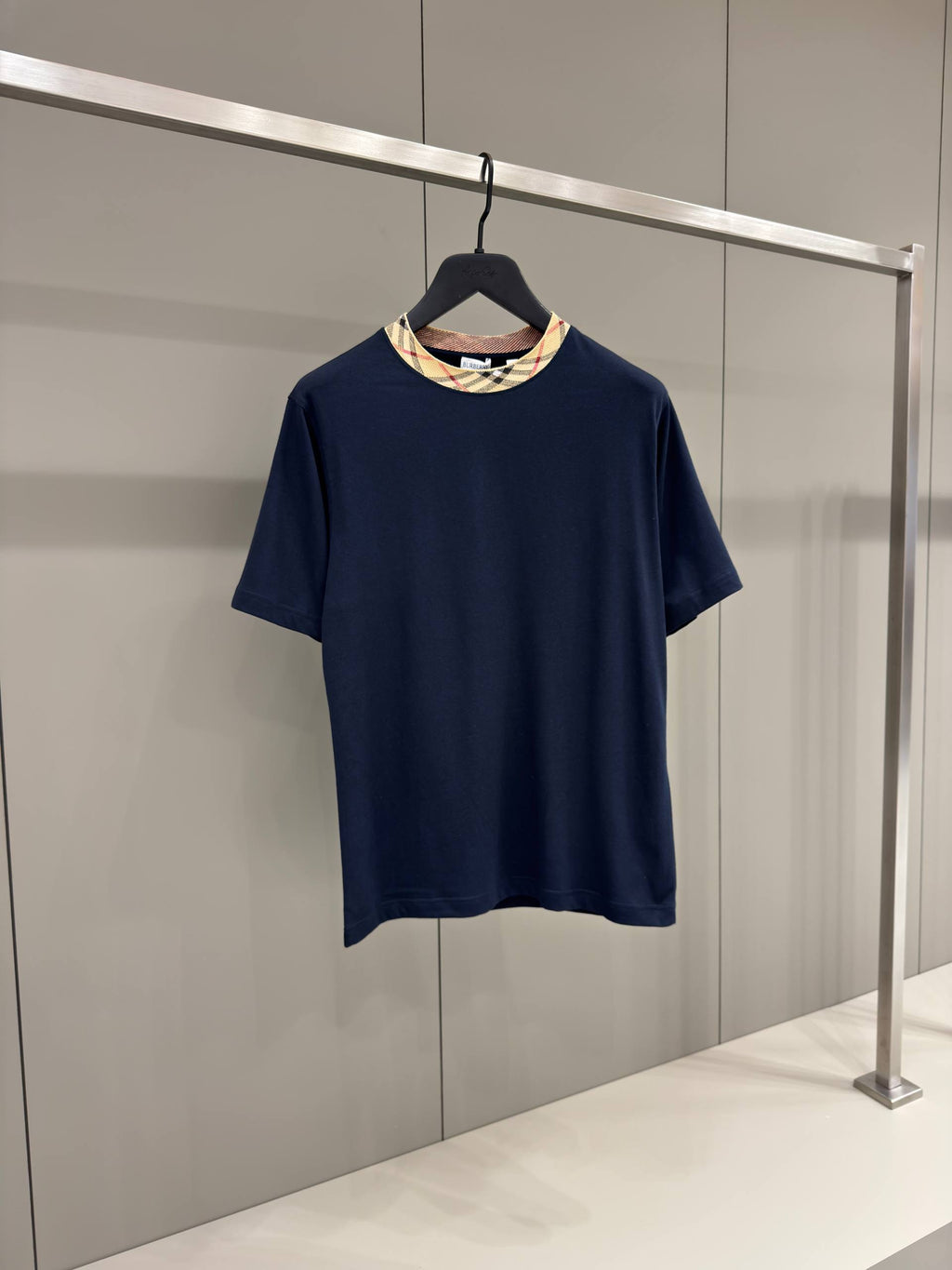 Tricou din bumbac albastru în carouri, cu ornamente