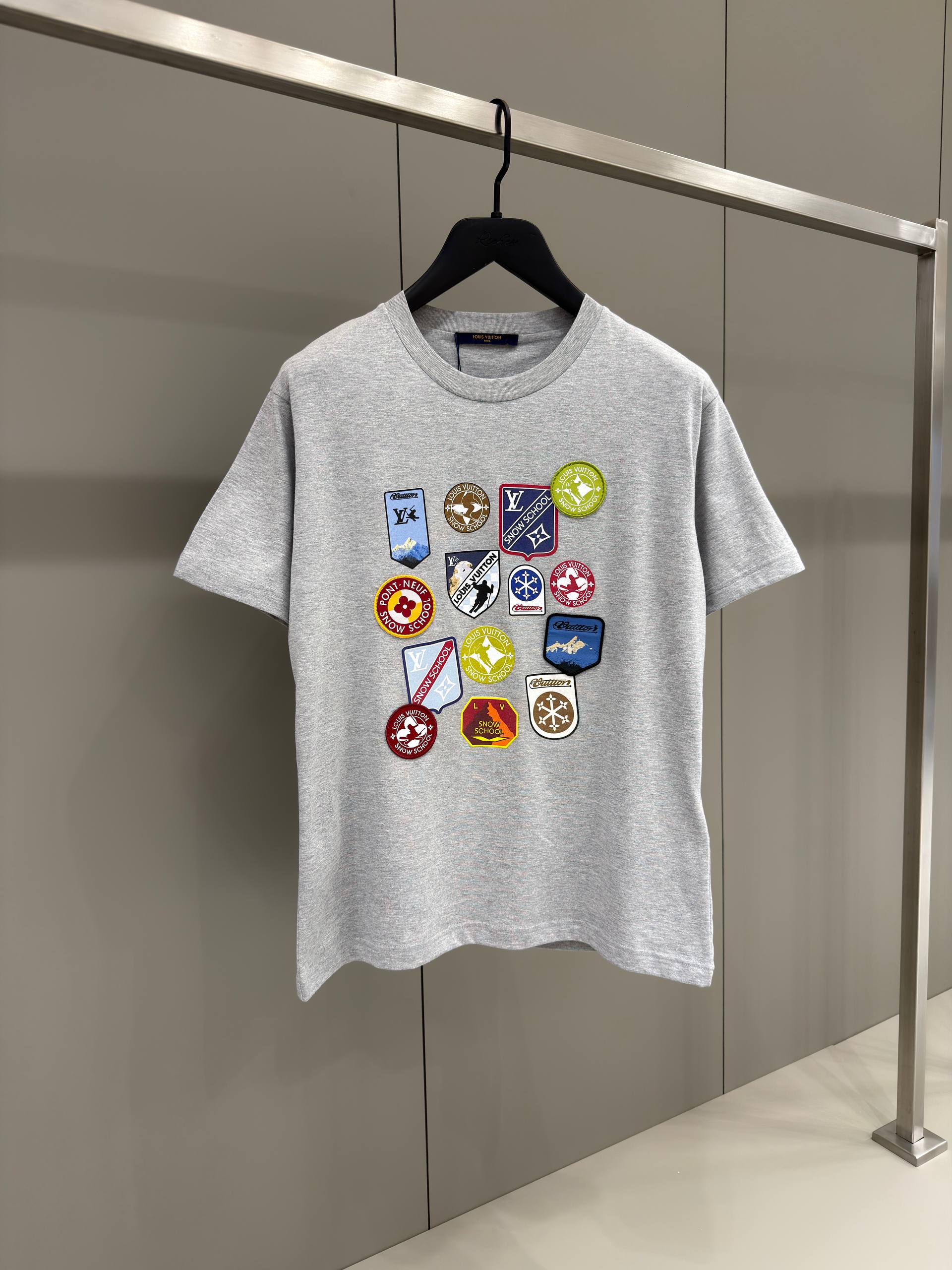 Tricou din bumbac gri cu petice semnătură