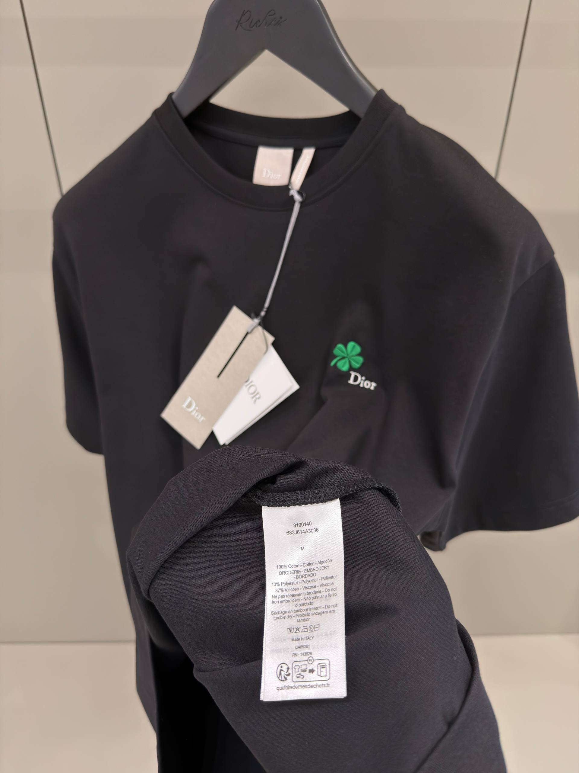 Tricou negru cu broderie trifoi