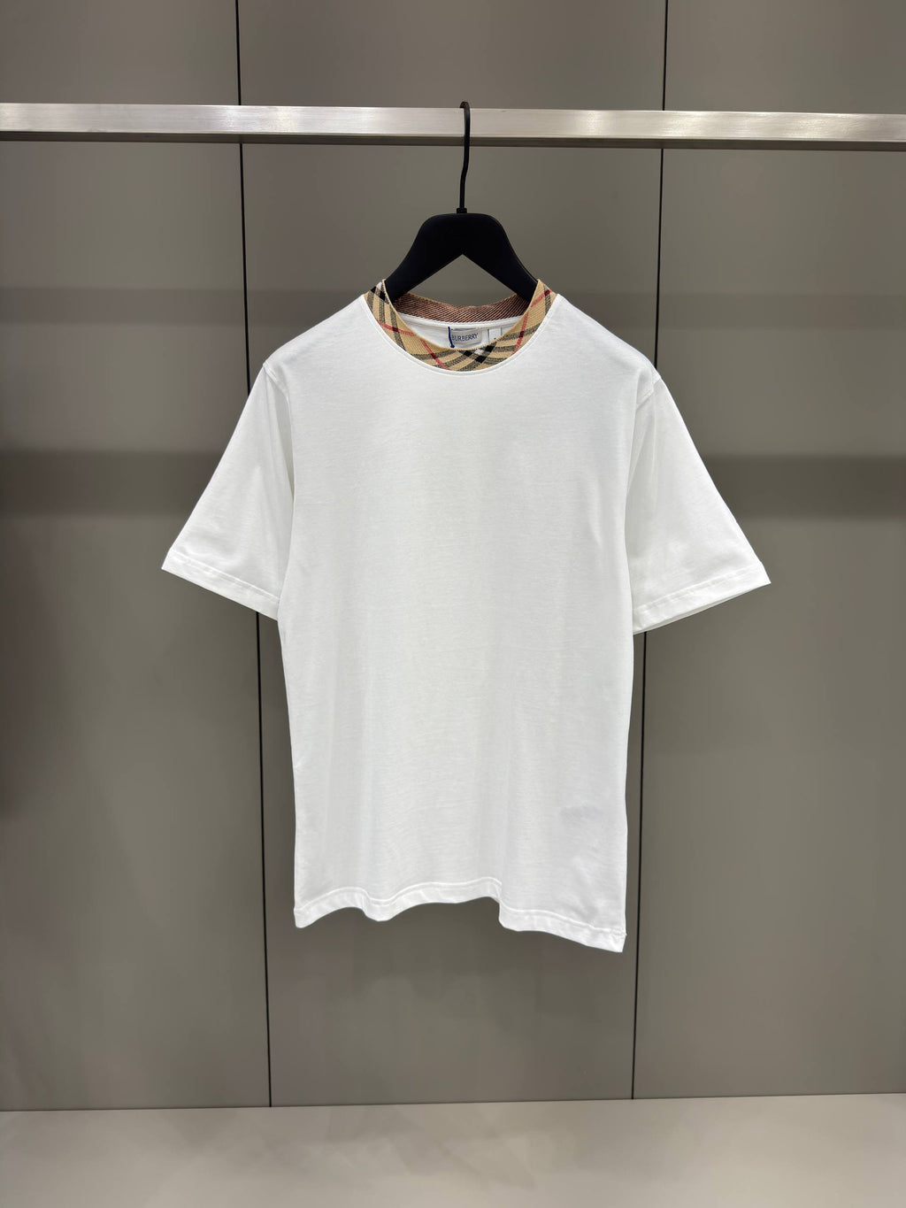 Tricou din bumbac alb cu guler în carouri