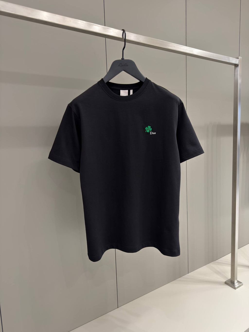 Tricou negru cu broderie trifoi