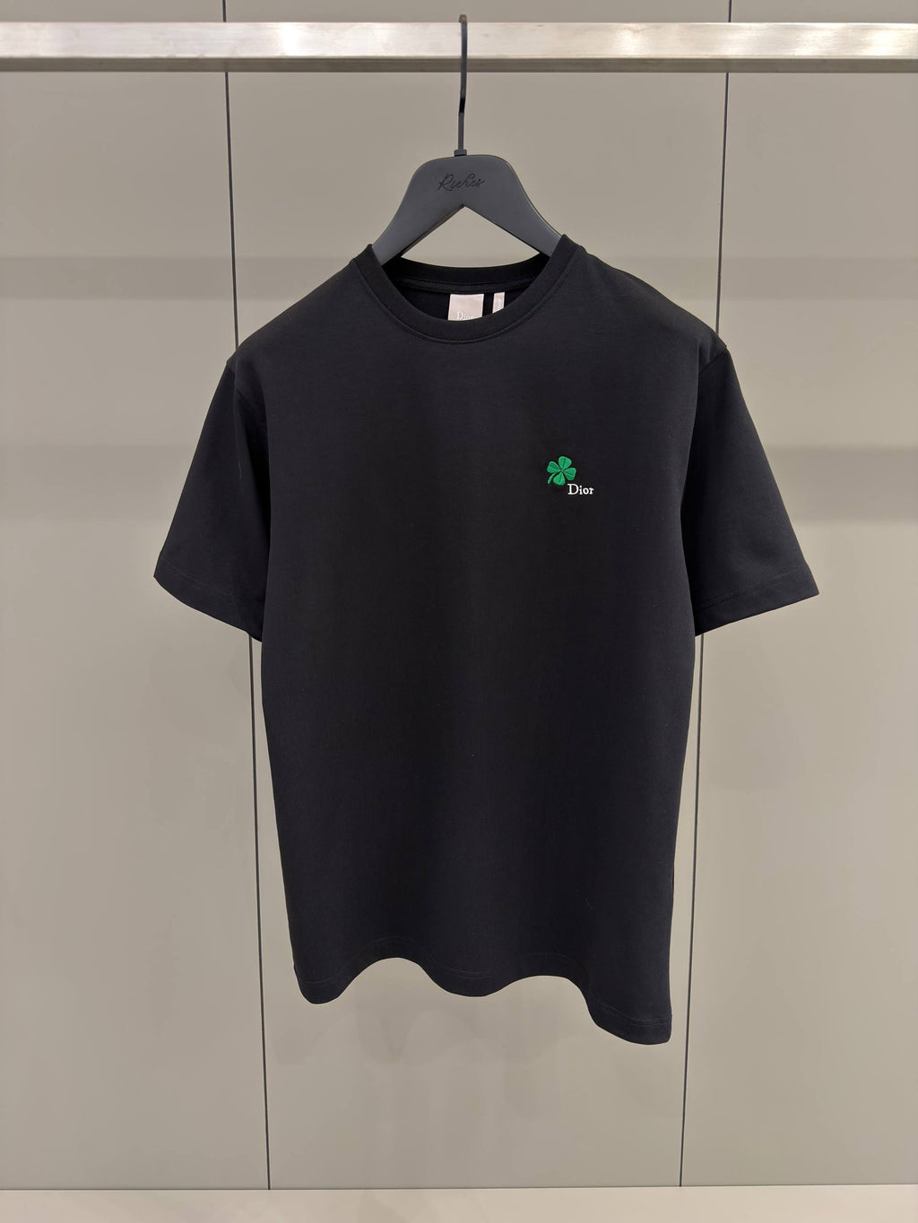 Tricou negru cu broderie trifoi