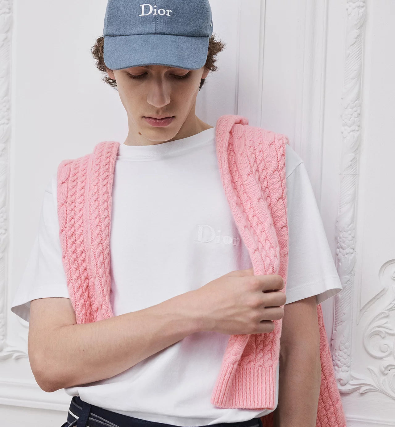 Tricou alb cu croială lejeră și broderie cu logo