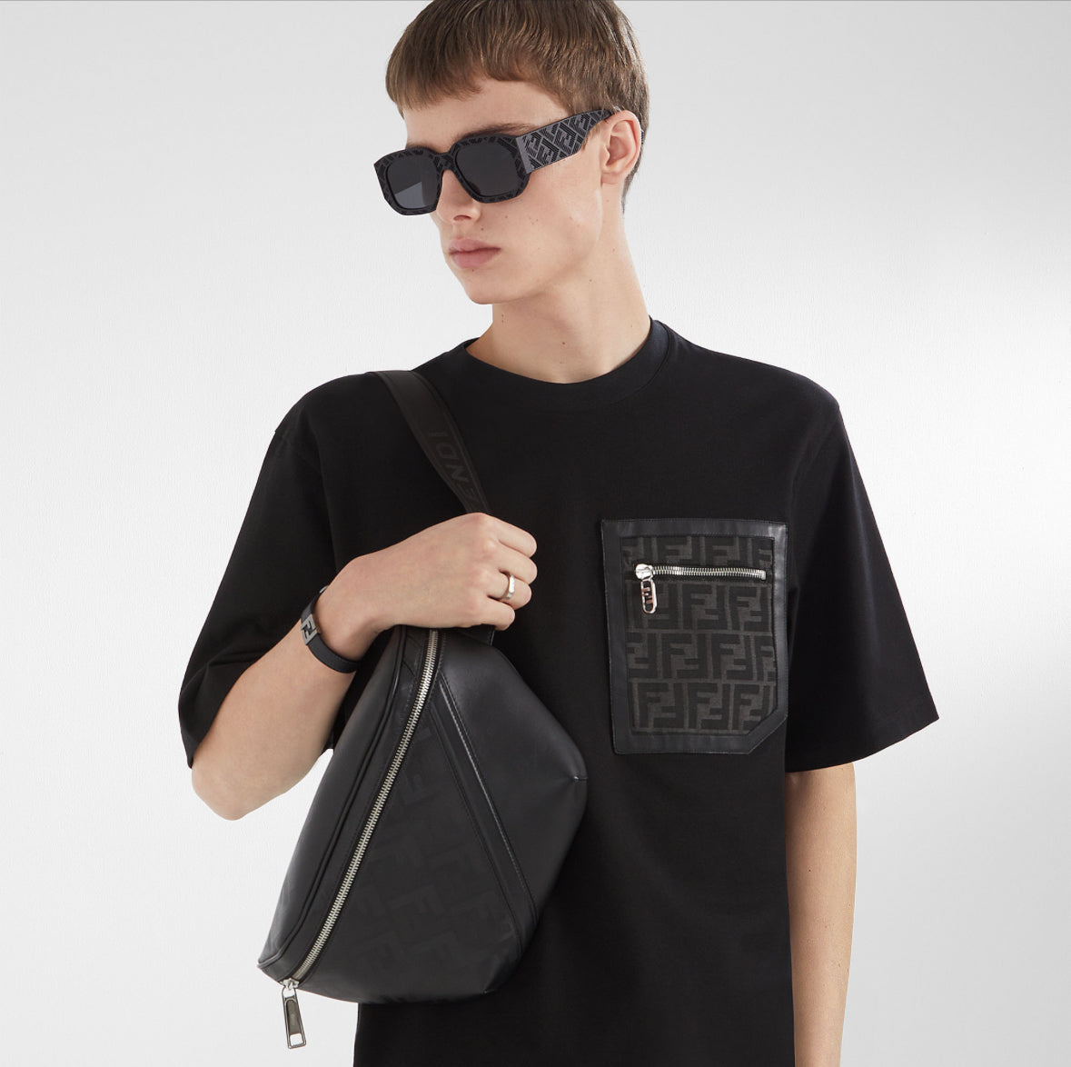 Tricou negru cu fermoar la buzunar