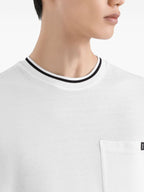 Tricou alb din bumbac cu buzunar și logo brodat