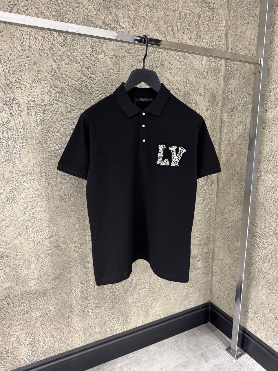 Bluză polo neagră cu monogramă LV