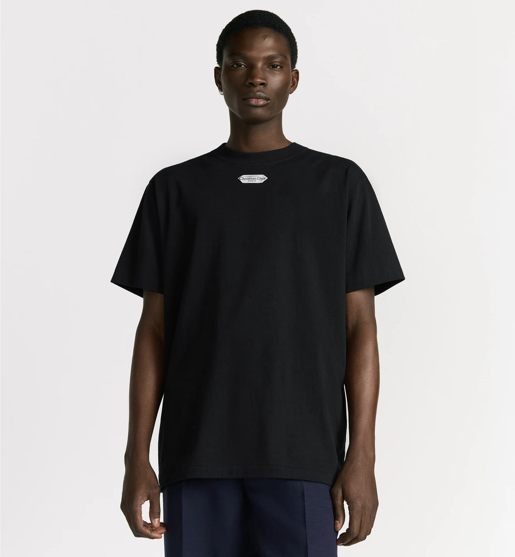 Tricou negru cu etichetă, croială relaxată