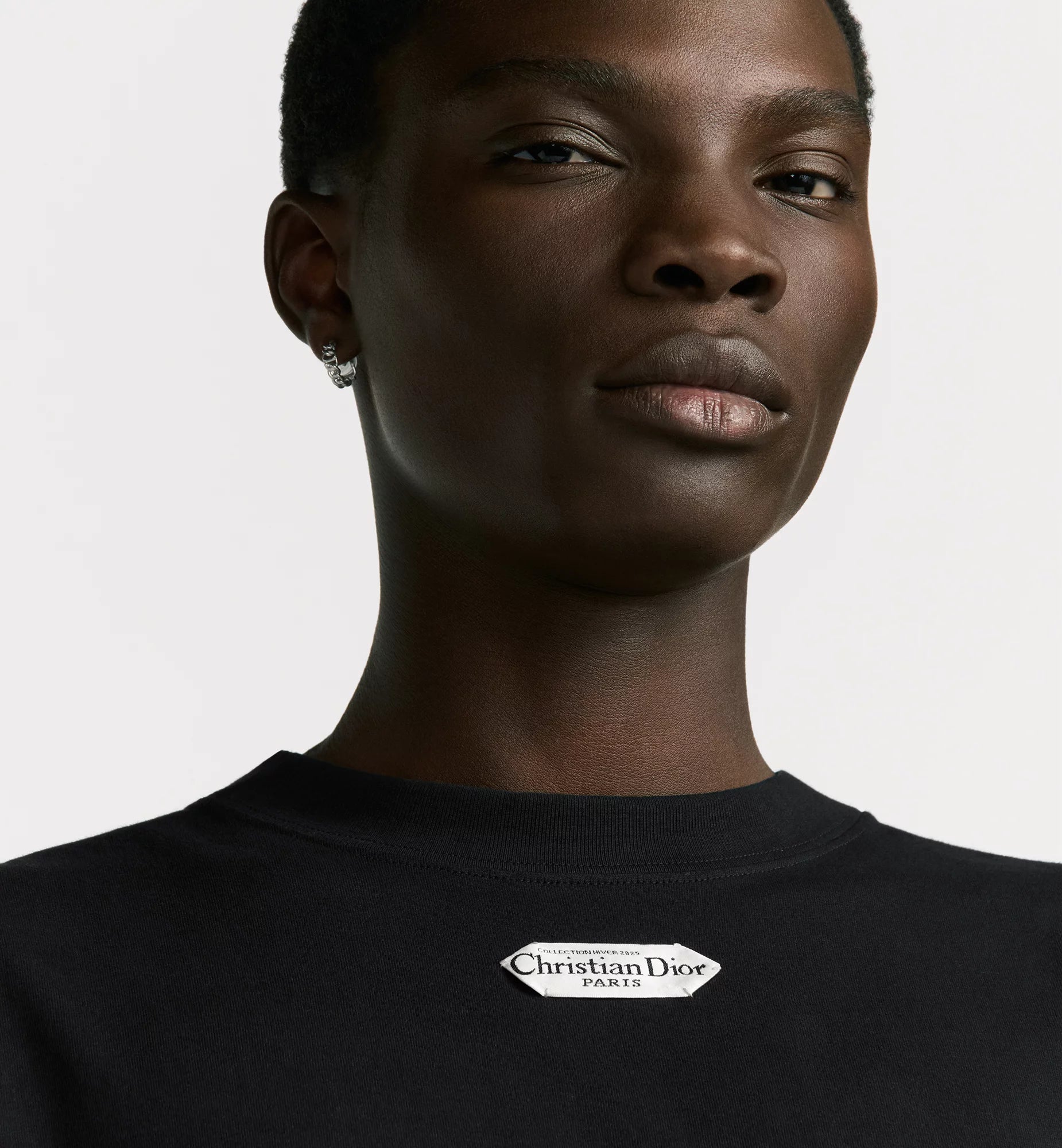 Tricou negru cu etichetă, croială relaxată