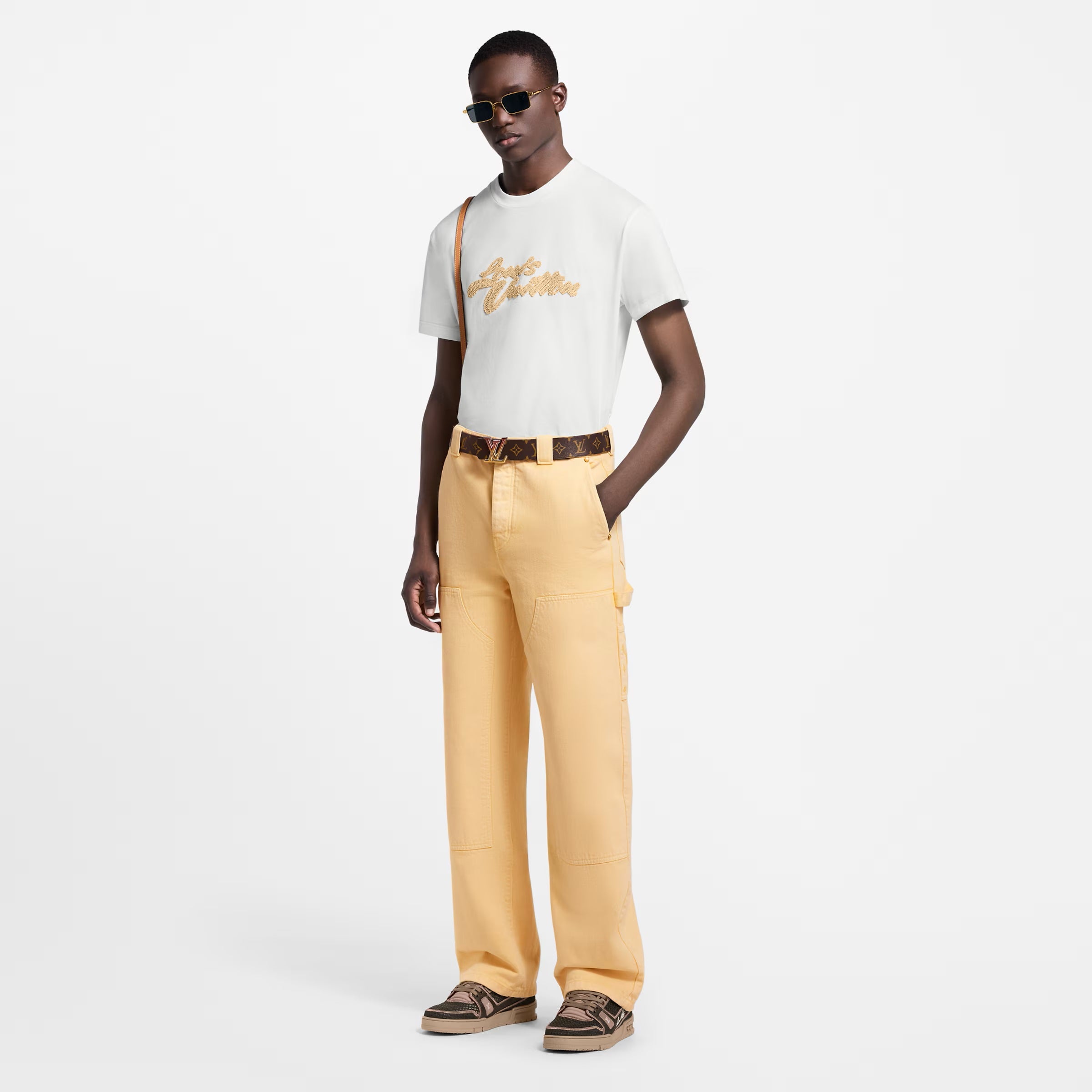 Tricou alb cu broderie tip semnătură