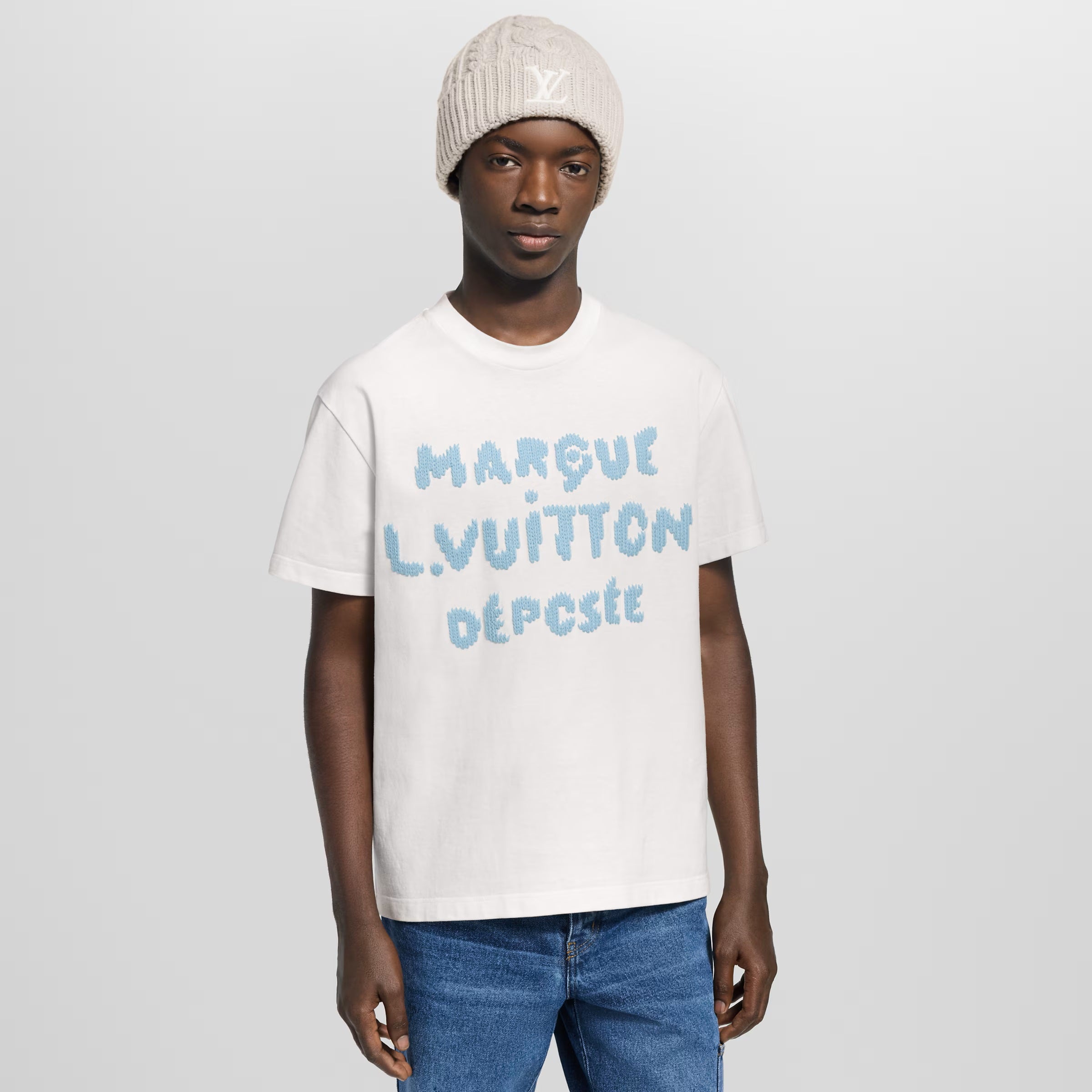 Tricou alb cu broderie tip semnătură